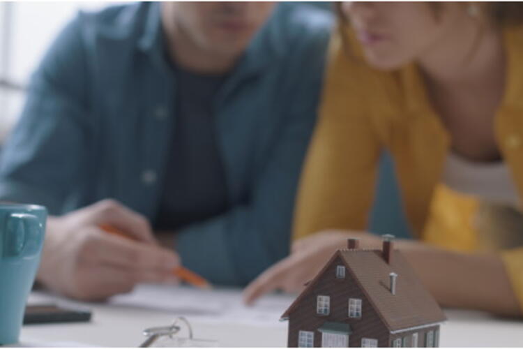 un couple qui réfléchit au coût de son prêt immobilier