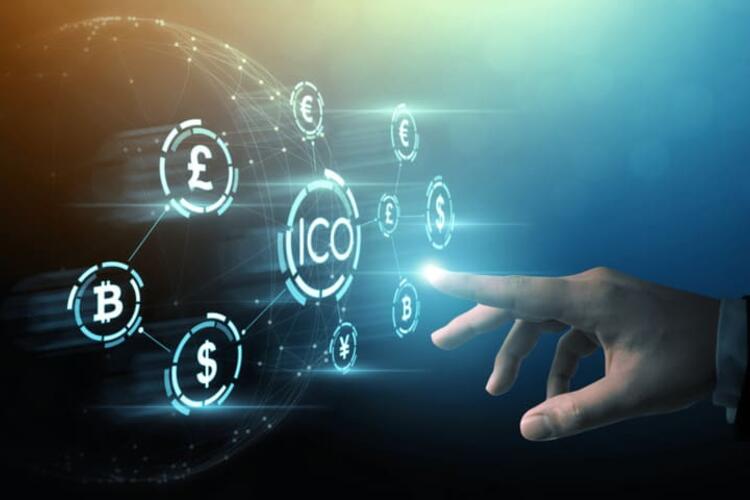 doigt qui sélectionne un type d'investissement financier crypto actif monnaie numérique bitcoin