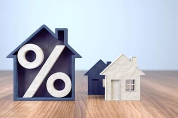 graphisme de trois maisons avec un pourcentage sur la plus grande pour évoquer le taux d'usure