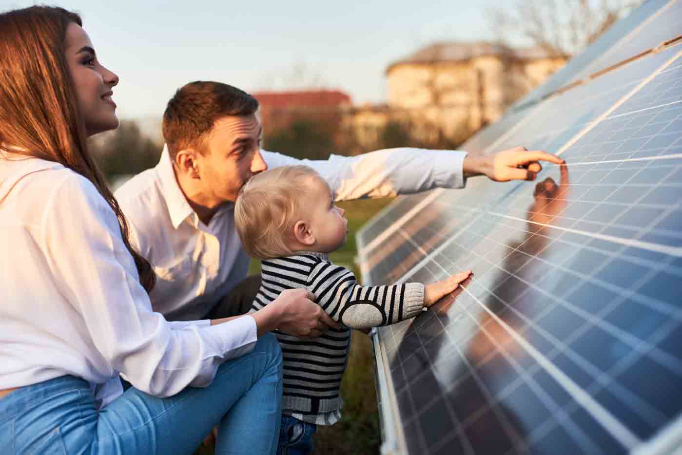 famille achetant des panneaux solaires grâce à un crédit affecté