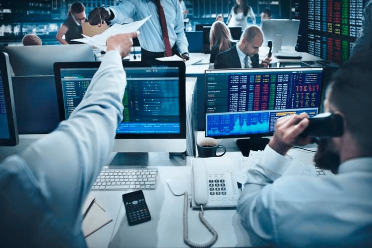 traders dans une salle des marchés animée investissement forex