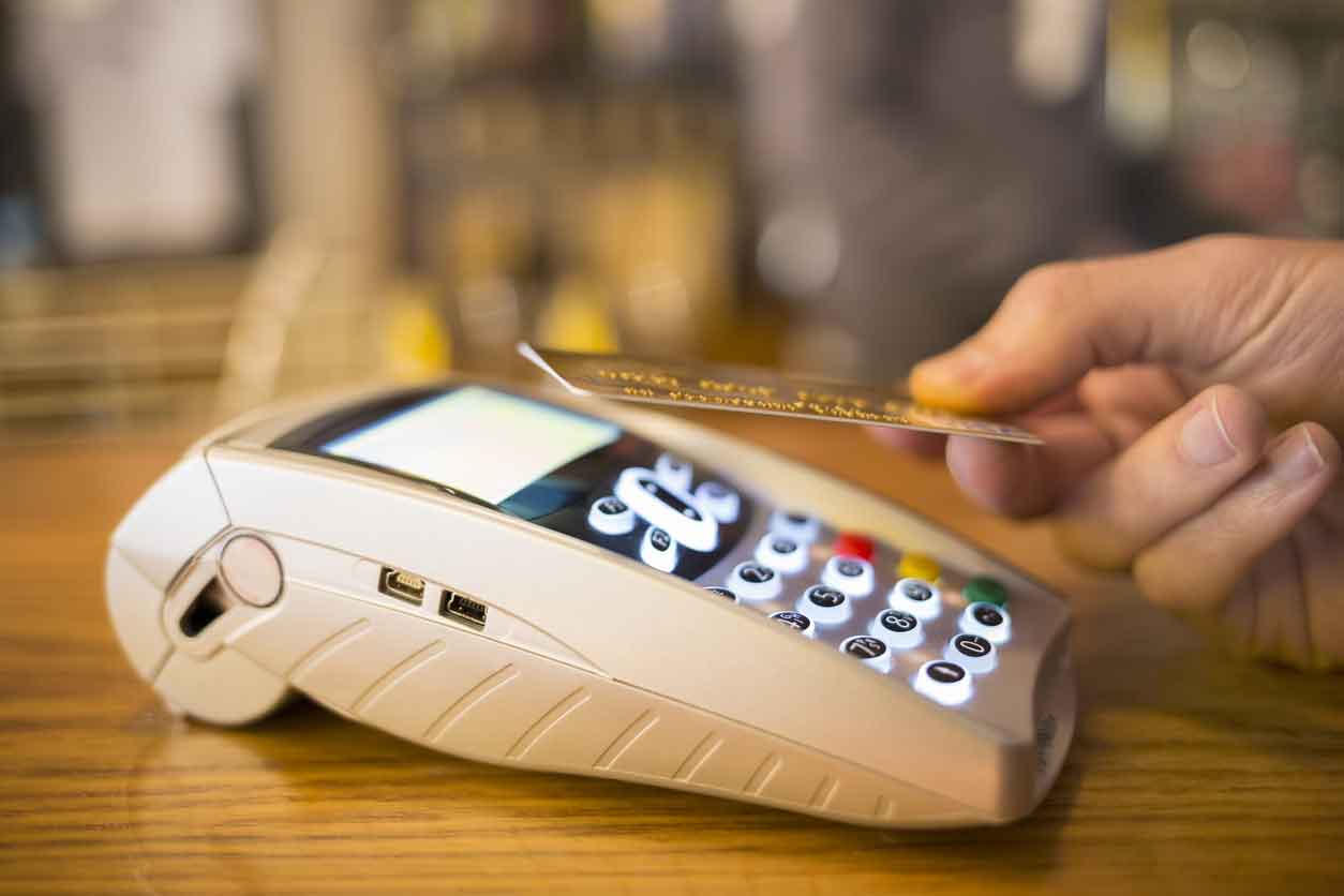 personne payant sans contact par carte bancaire