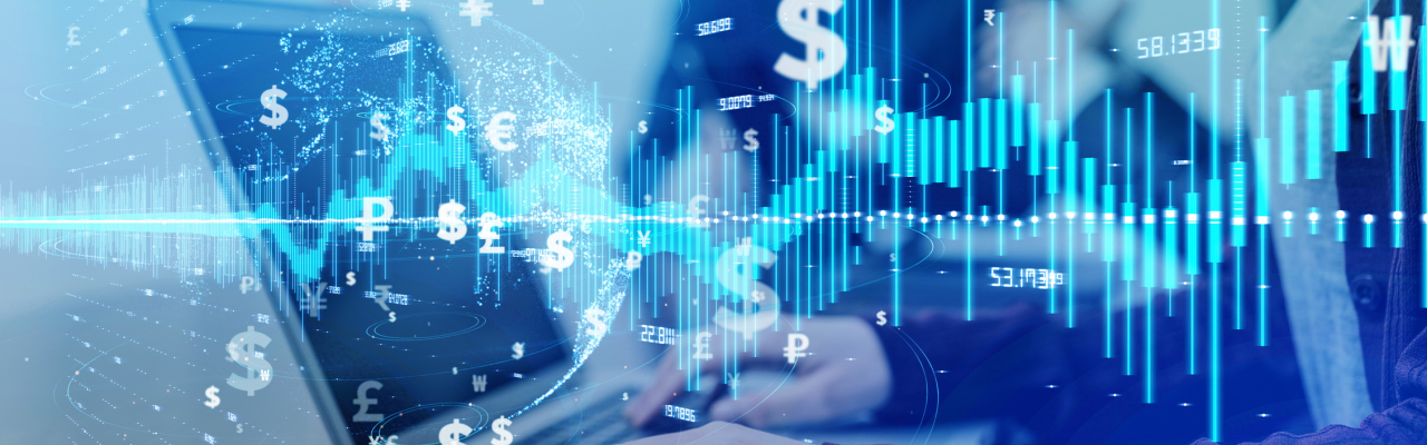 personne sur son ordinateur illustrant les cours des actions des crypto-actifs