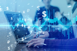 personne sur son ordinateur illustrant les cours des actions des crypto-actifs