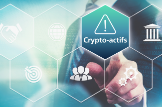 fond d'écran illustratif avec un panneau "attention" et l'inscription crypto-actifs