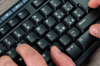 Image d'illustration : mains saisissant du texte sur ordinateur