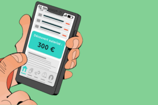 main d'un personnage tenant un smartphone sur lequel s'affiche la page de l'application de sa banque, il dispose d'après l'écran d'un découvert autorisé de 300 euros