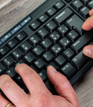 Image d'illustration : mains saisissant du texte sur ordinateur