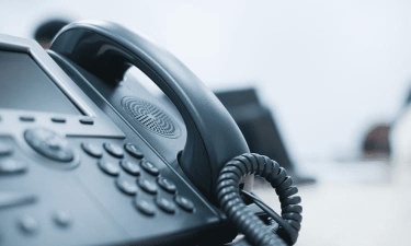 Image d'un téléphone fixe pour illustrer appel faux collaborateurs AMF