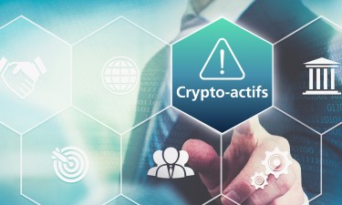 fond d'écran illustratif avec un panneau "attention" et l'inscription crypto-actifs